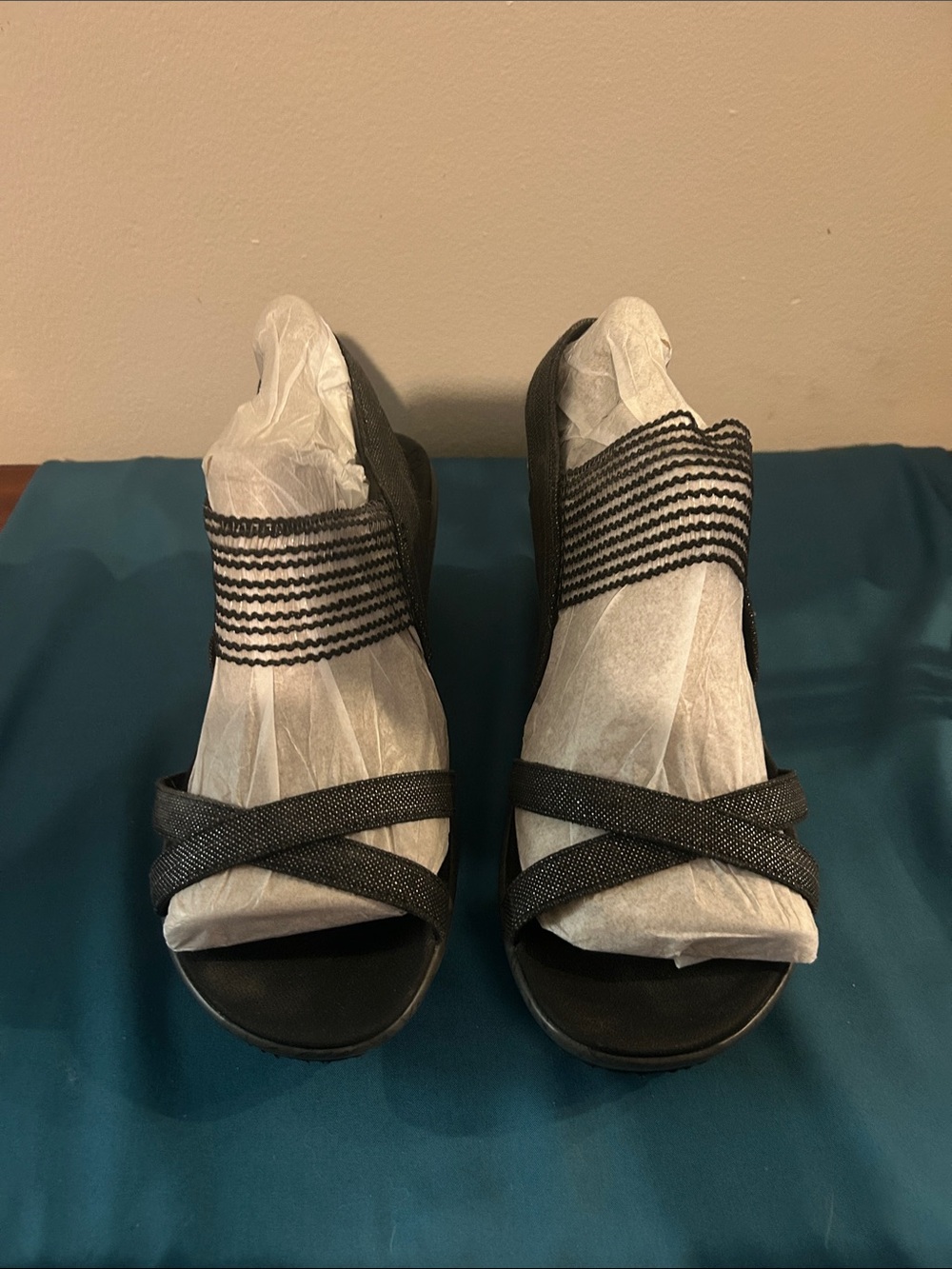 Women’s Black Crisscross Elastic Strap Sandals
